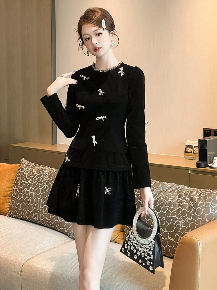 Váy nhung đen thanh lịch đính kim cương giả và nơ, kiểu dáng thắt eo — màu đen