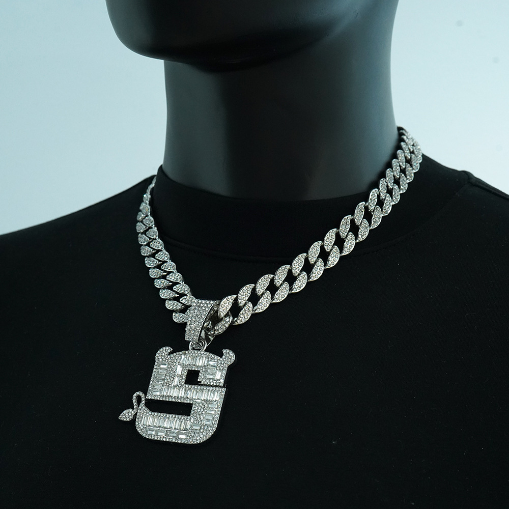 Ins Collar europeo y americano masculino Jiang Yunsheng con el mismo estilo Little Devil Colgante S letra Hip Hop Colgante Full Diamond Personalidad Accesorios