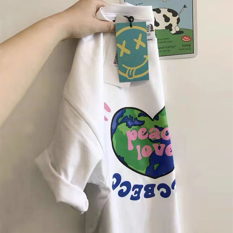 En el verano de 2023, los hombres guapos y de moda usan camisetas de manga corta de moda para hombres.