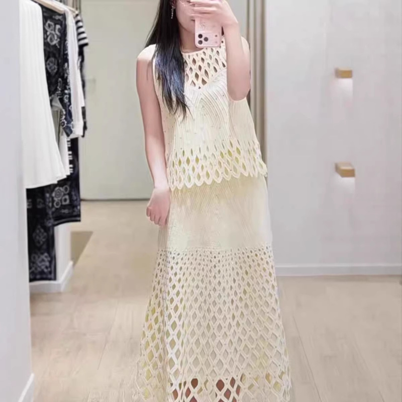 French Elegance 2026 Spring New Style Rhinestone Hollow-Out Knit Cardigan + Tank Top + Skirt Set