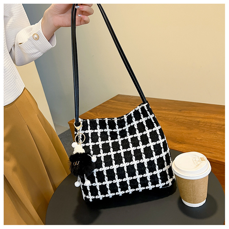 This year's popular bags are versatile for women. The 2023 new tweed bucket single-shoulder bag exudes a sense of sophistication and is a student commuting tote bag undefined