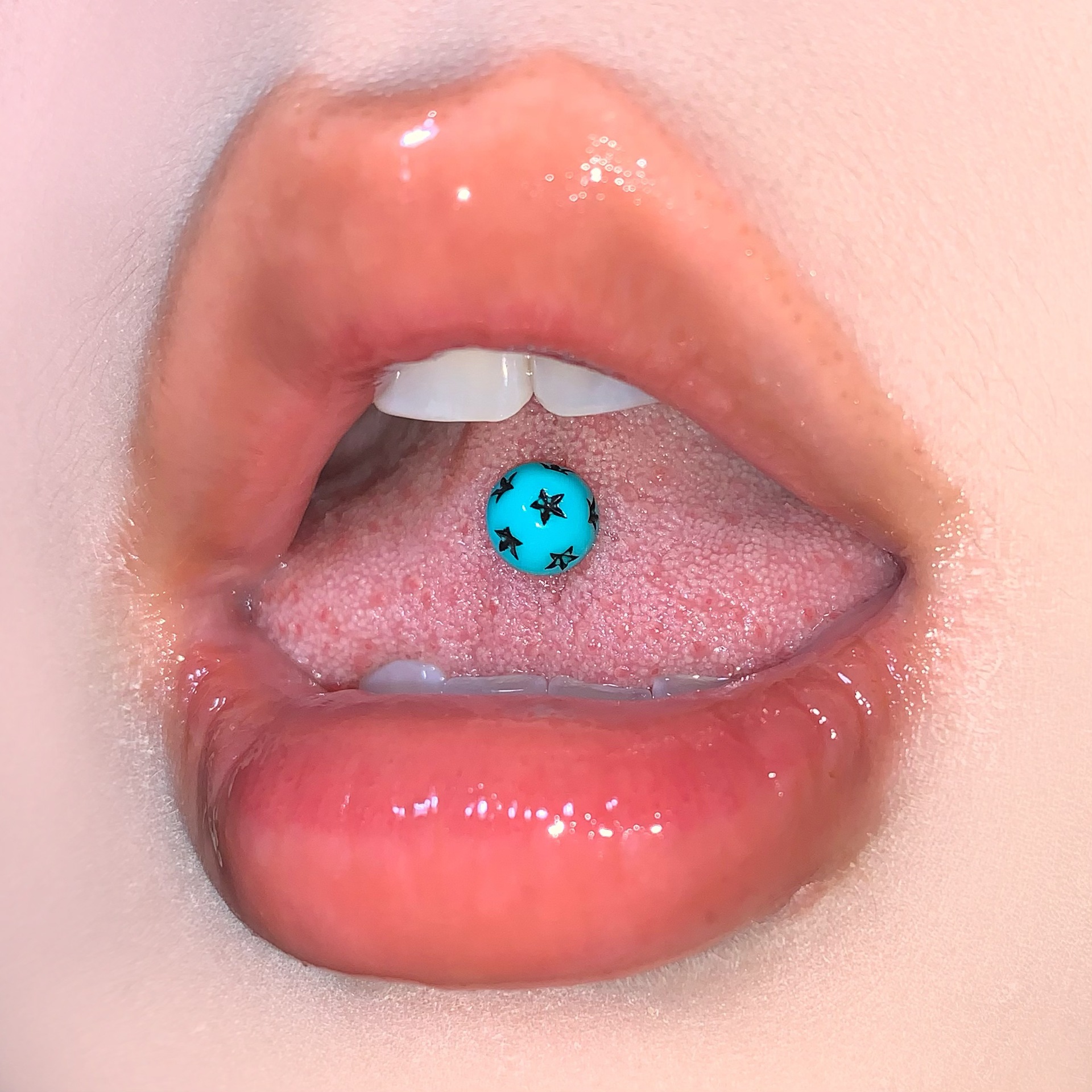 16G labret stud size and finish detail