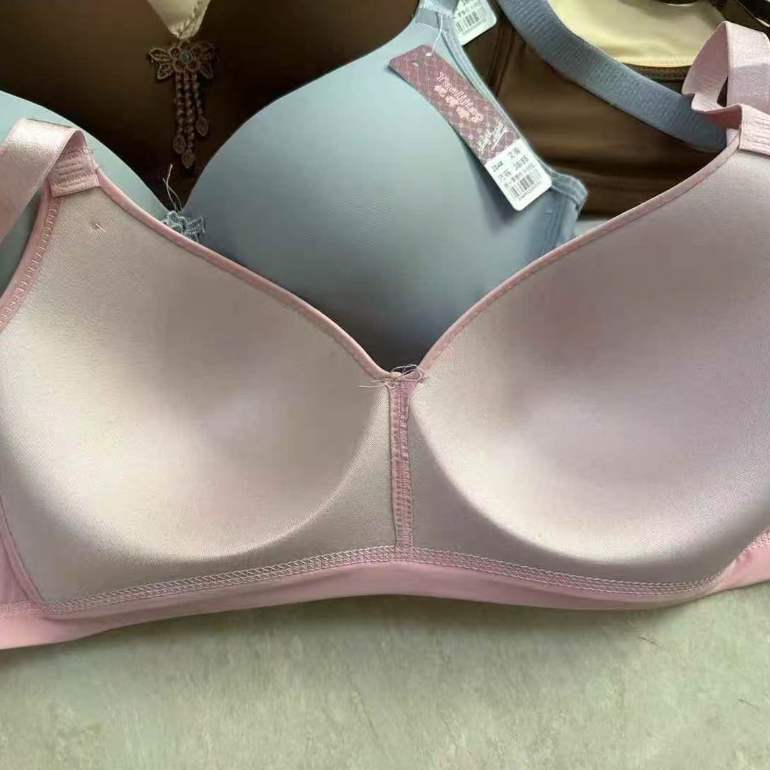 204 # stock madres de mediana edad ropa interior de pecho sin anillo de acero cómodo se reúnen contra la caída del pecho grande muestra un pequeño sujetador delgado