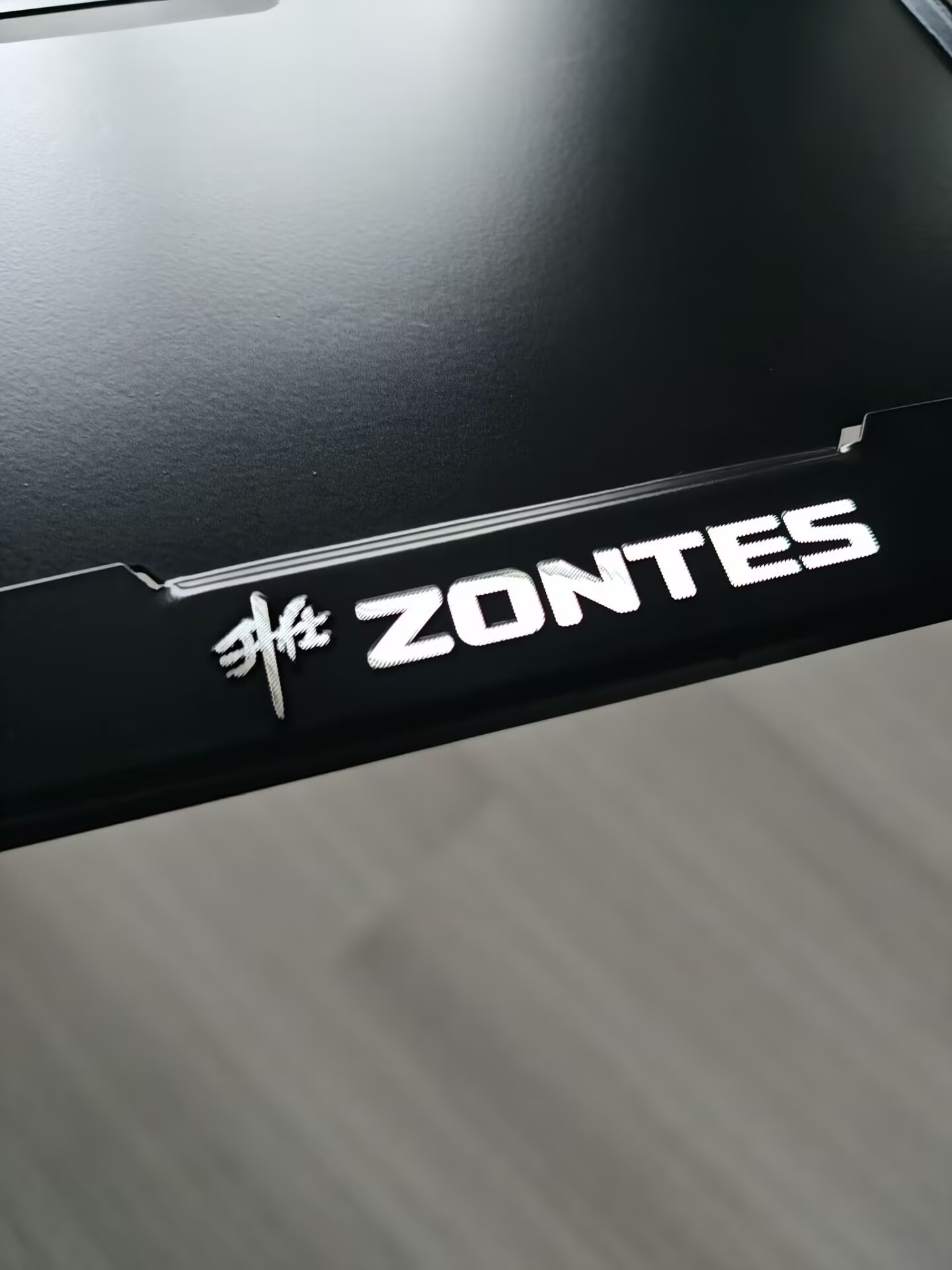 Domestic Motorcycle Aluminum Alloy License Plate Frame with Imitation Carbon Fiber Texture and Three-Dimensional License Plate Holder