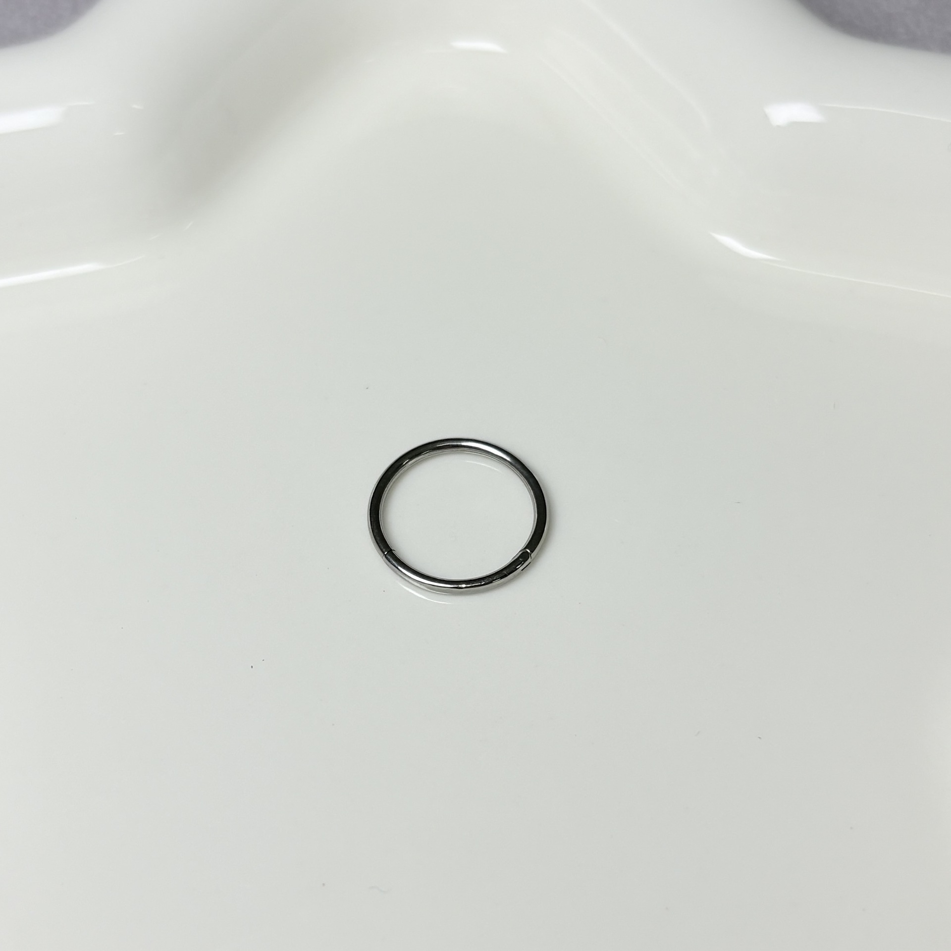 16G labret stud size and finish detail