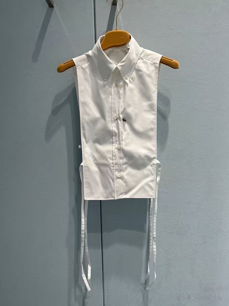White shirt sleevless