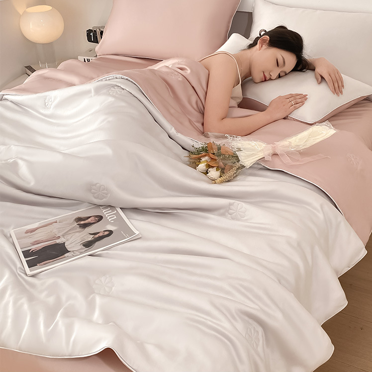 Edredón de aire acondicionado de seda de hielo fresco de verano 2025 nuevo edredón de enfriamiento de verano lavable a máquina de cuatro piezas edredón fino simple y doble