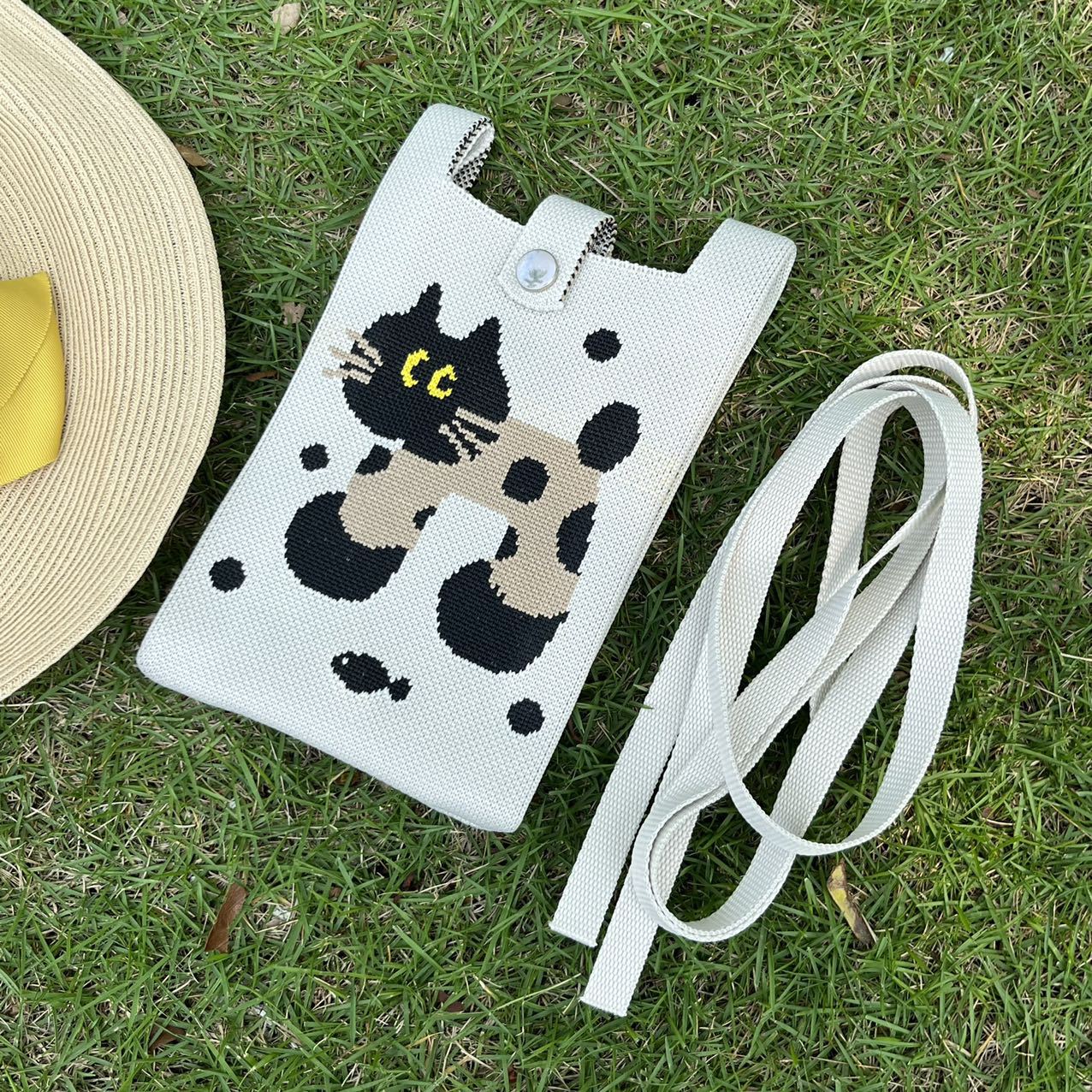 어깨끈이 달린 휴대폰 가방 쌀 검은 개