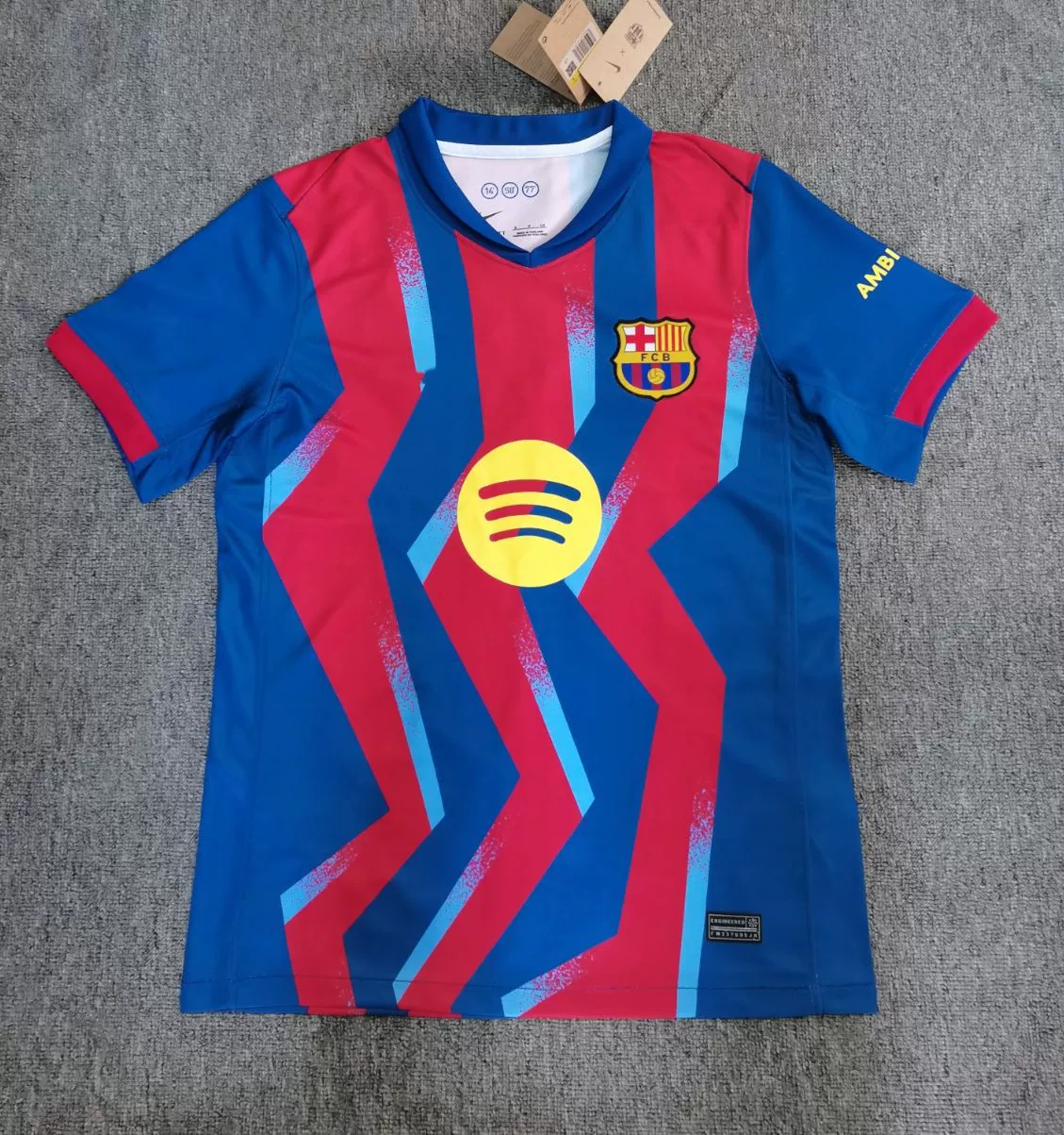 Футбольная футболка, разные клубные дизайны (Atlanta, Barcelona, Lisbon, South Africa), размеры S–XXL