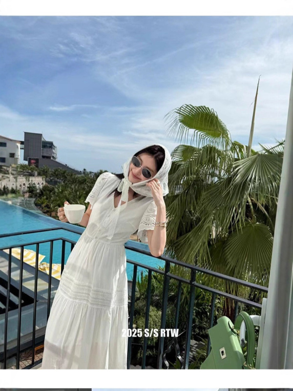 南油度假风女装2025夏设计感法式甜美抽褶重工刺绣白色度假连衣裙|undefined