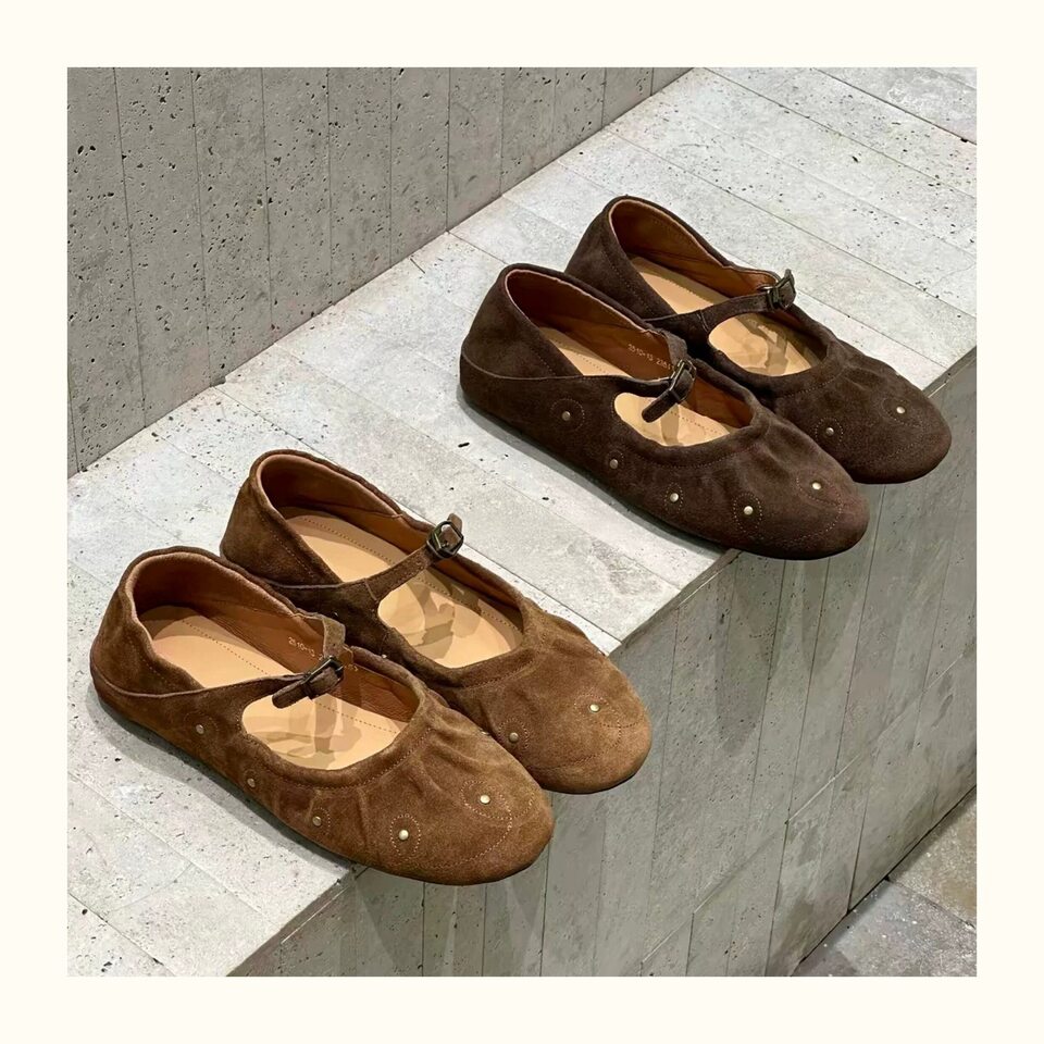 Giày bệt nữ Mary Jane mũi tròn cổ nông đính đinh tán khóa ngang, đế bằng 1 cm — Màu caramel, Màu cà phê chi tiết 5