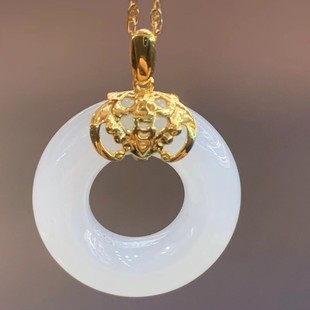 Fubei Diamond Jewelry [18K Gold Inlaid with Bat Design Suet White Jade Safety Buckle Pendant] Bare Stone 20*20mm
