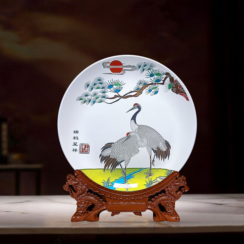 Baifu's ten-year-old shop manufactures crystallized glass discs, crystal carvings and silk discs, and the Chinese University of Hong Kong Shenzhen gifts