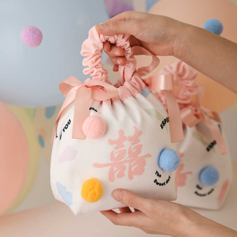 女性のブライズメイド用の結婚式のお返しギフトバッグ、ウェディングキャンディーバッグ、リストバッグ、新しい冬のお土産キャンディーボックス、中国のお祝いギフトボックス|undefined