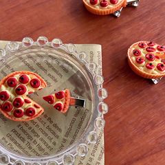創意趣味の食事はアップルパイのピザを遊びます。学生の甘い髪は前髪を挟みます。