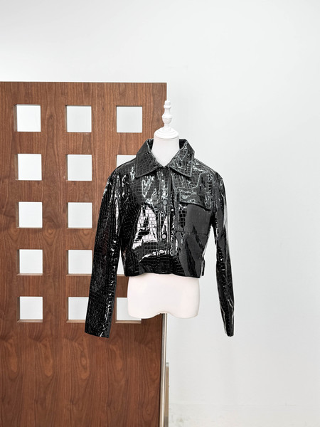 Niche design 2024 autumn main new black sequins crocodile pattern square collar short slim coat leather women