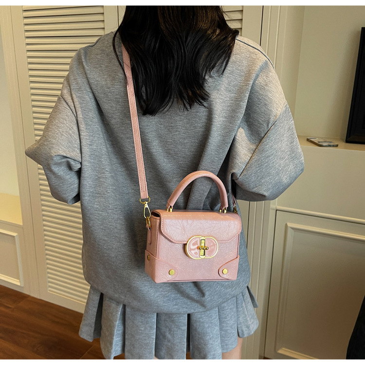 This year, the trendy square box bag for women in 2025 is a new, fashionable, versatile and high-quality single-shoulder crossbody bag undefined