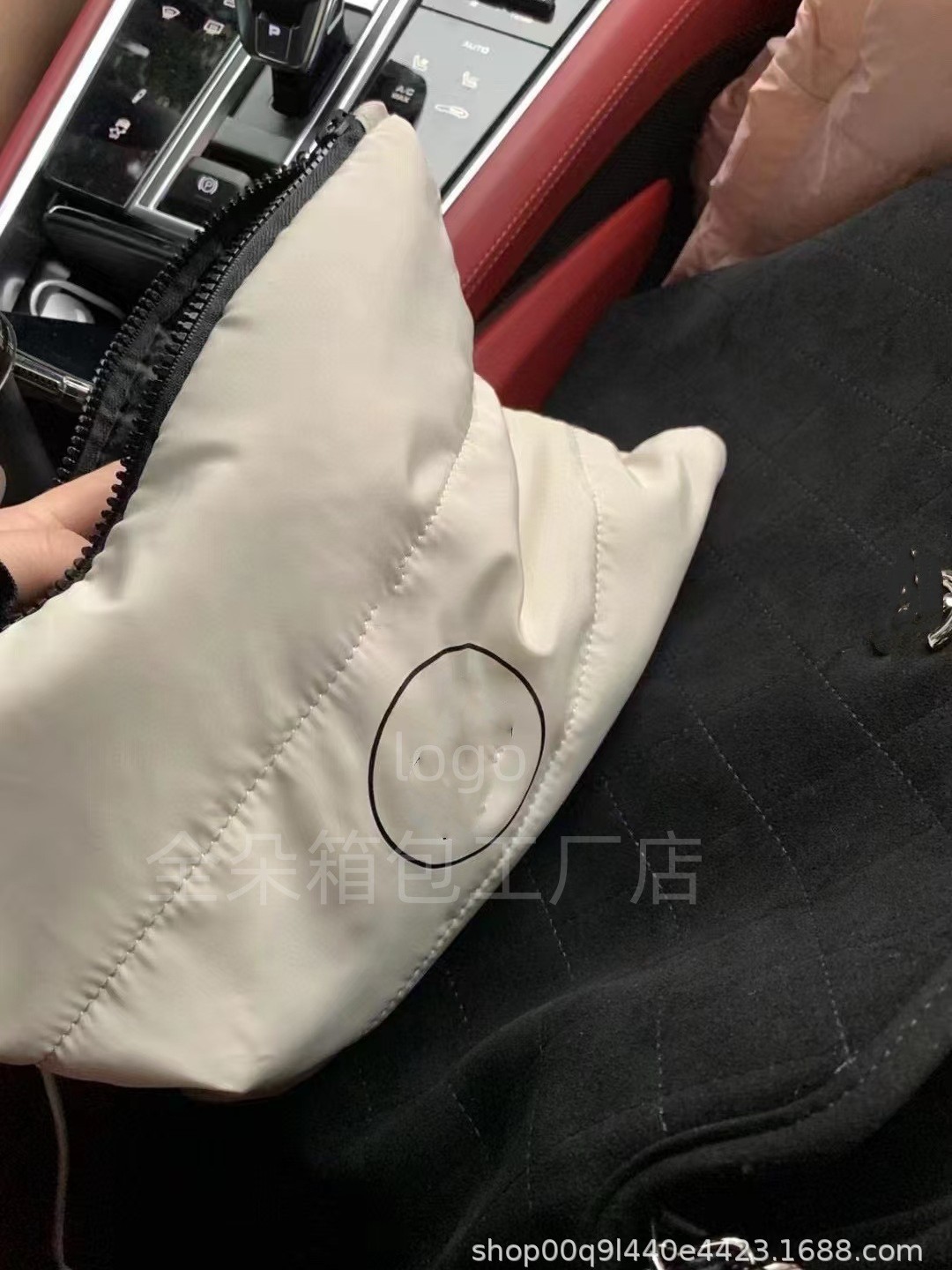 新しいファッショントレンドのダウン綿化粧バッグ2024工場卸売りバッグ大容量携帯化粧代発