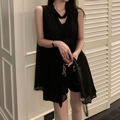French-style absolutely gorgeous black V-neck off-shoulder women's high-end fashion pure desire collarbone sleeveless summer shirt