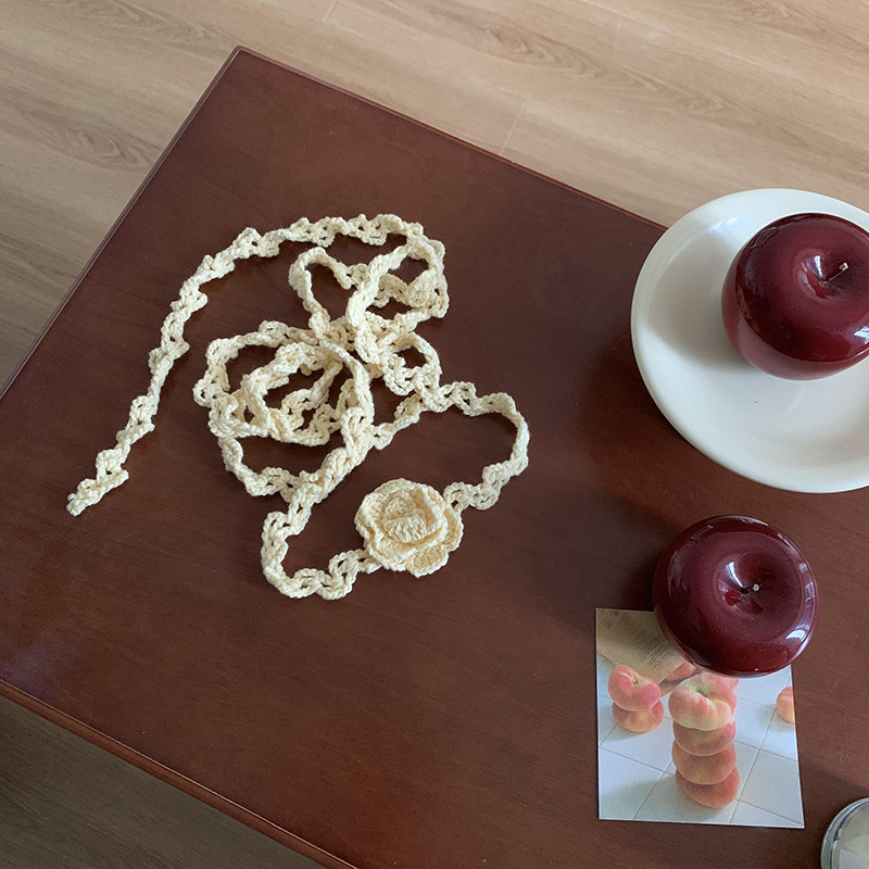 Pañuelo de seda, tira larga, sentido de alta calidad, nuevo estilo, flor de ganchillo tejida a mano, bufanda estrecha, serpentina, collar de cadena de clavícula