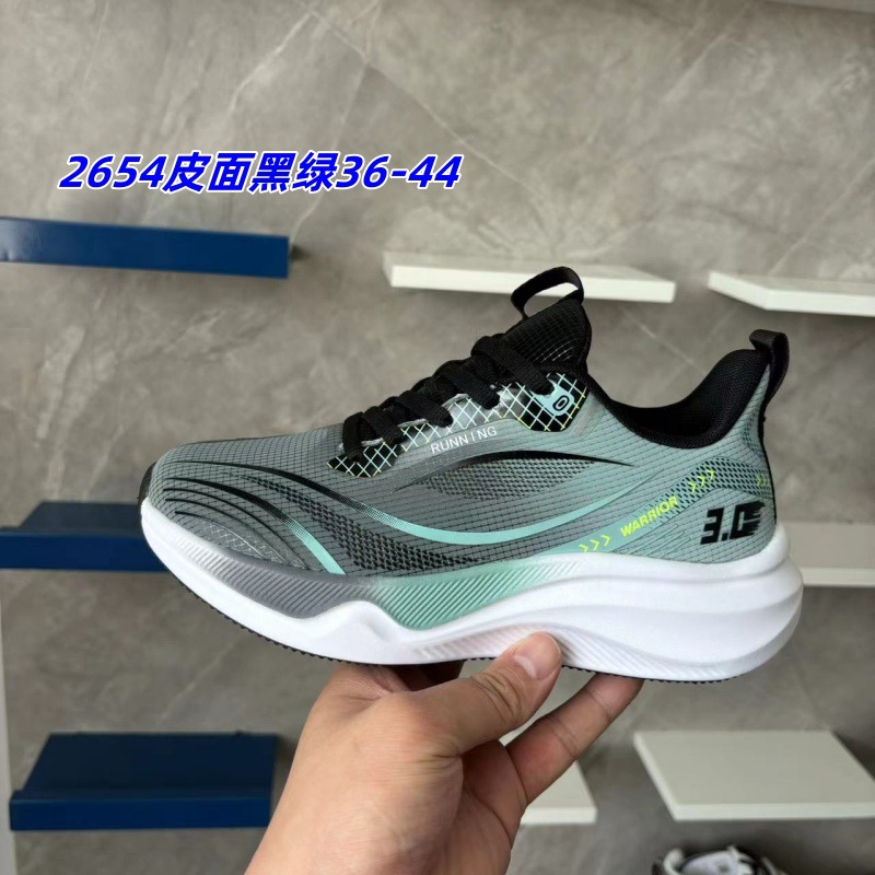 가죽 표면은 검정색과 녹색