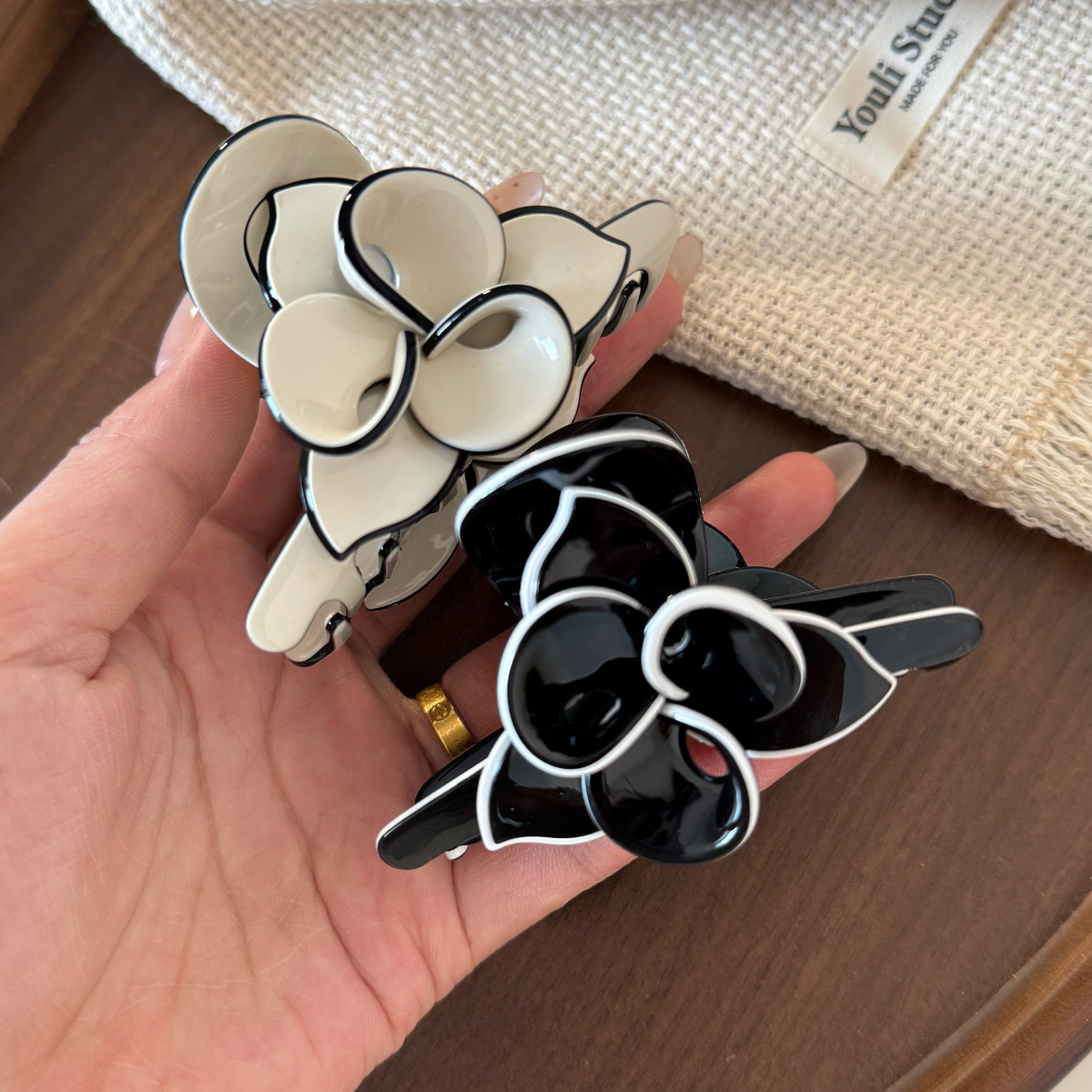 Pinza de tiburón con flores de placa de ácido acético, diseño floral, para mujer image 4