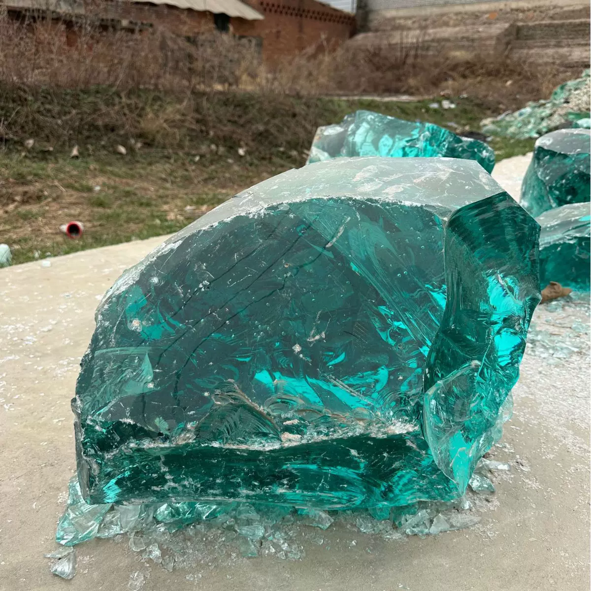 批发不规则蓝色玻璃块园林景观装饰玻璃石石笼墙填充彩色透明玻璃