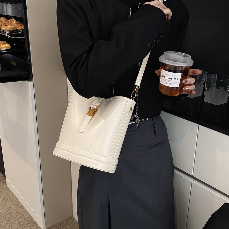 Alto sentido retro bolso de cubo 2024 otoño invierno nuevo bolso de mujer bolso de hombro de moda universal super caliente bolso de mochila