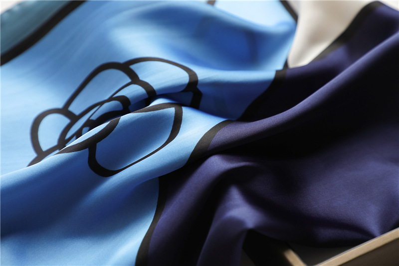 Foulard in seta da donna, elegante sciarpa quadrata con camelia_voghion.com