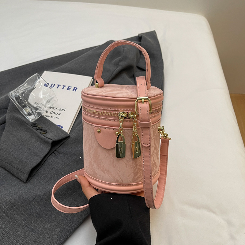 Bolso de mano popular de este año, bolso de mano para mujeres, verano 2024 nuevo estilo simple, bolso de hombro universal, bolso de cubo de tendencia explosiva.