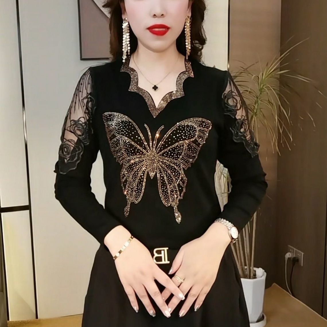 Nueva moda de moda con escote en V con recorte de diamante caliente, hombro con fugas extranjeras, estilo extraño versátil, talla grande y manga media temperamento que adelgaza camiseta de manga larga para mujer image 4