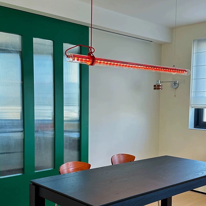 Diseñador de una palabra lámpara de restaurante rojo 2025 nuevo Memphis moderno estudio lámpara de escritorio de vidrio creativo