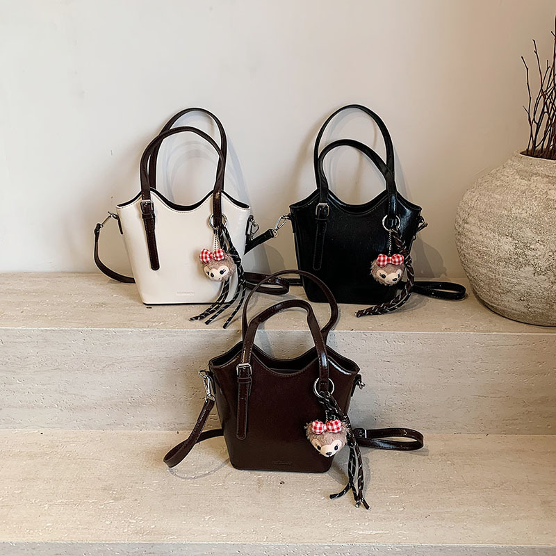 Este año, la moda retro popular bolsas de mano de primavera 2025, nuevas bolsas de hombro de gran capacidad para viajar al trabajo.