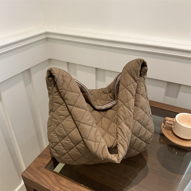 Bolsa coreana bordada a rejilla 2024, nueva bolsa de hombro casual de gran capacidad, bolsa de hombro de algodón simple, literatura y arte.