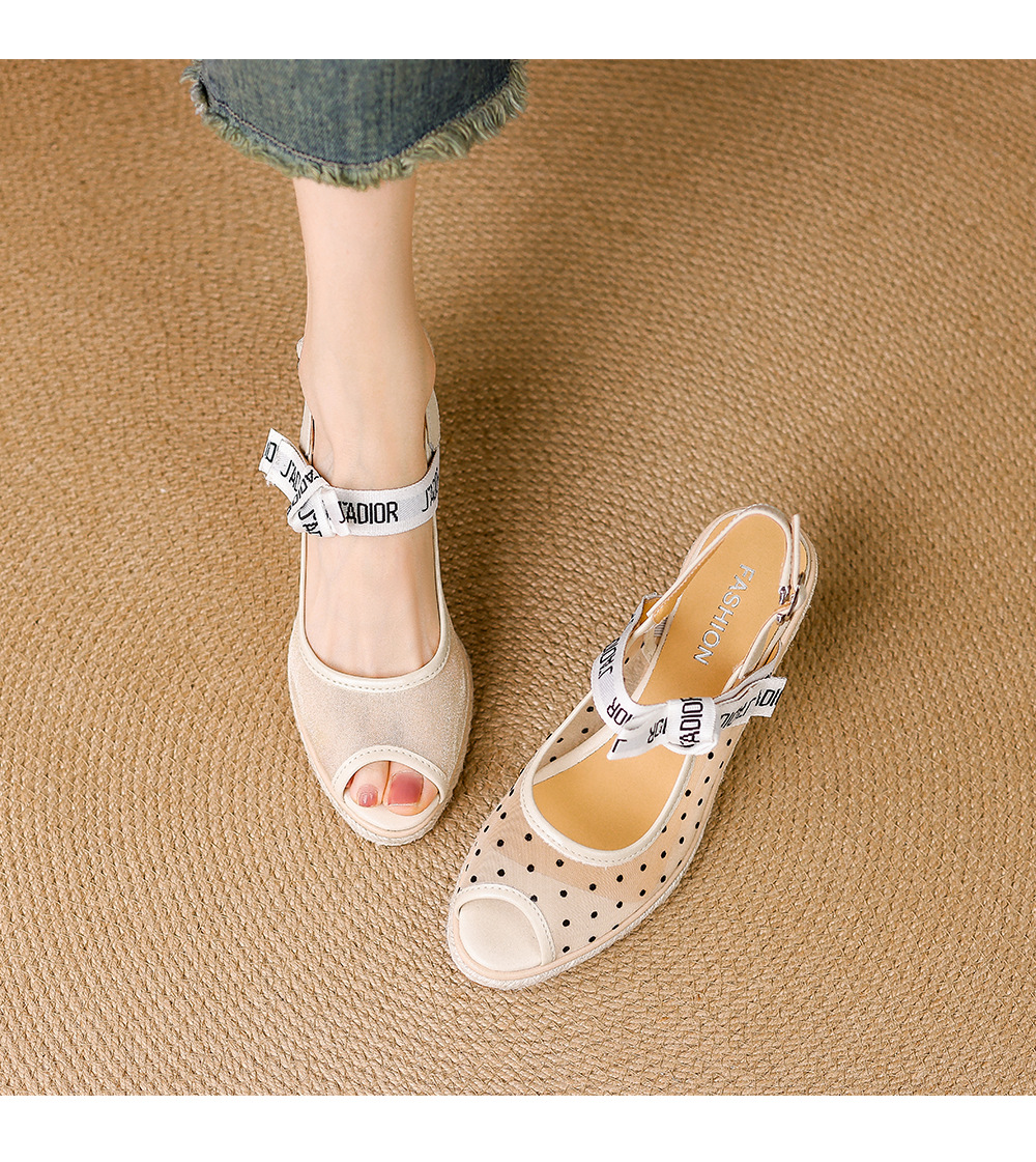 Sandal cao gót nữ hở mũi phong cách nghỉ dưỡng, đế xuồng đan rơm, quai một dây ngang, gót 9 cm — màu trắng ngà, chấm bi be chi tiết 10