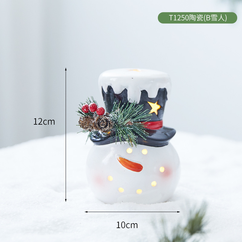 クリスマス陶磁器のぬいぐるみが老人雪だるまの小さなプレゼントを飾ってクリスマス装飾用品の祝日プレゼントを飾っている|undefined