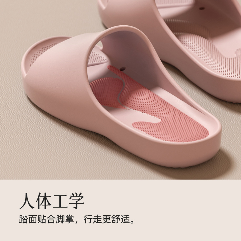 清潔で雅な足の弓はスリッパの女性の室内の平足を支えて糞感を踏んで浴室の滑り止めの冷たいスリッパの男性をマッサージします。|undefined