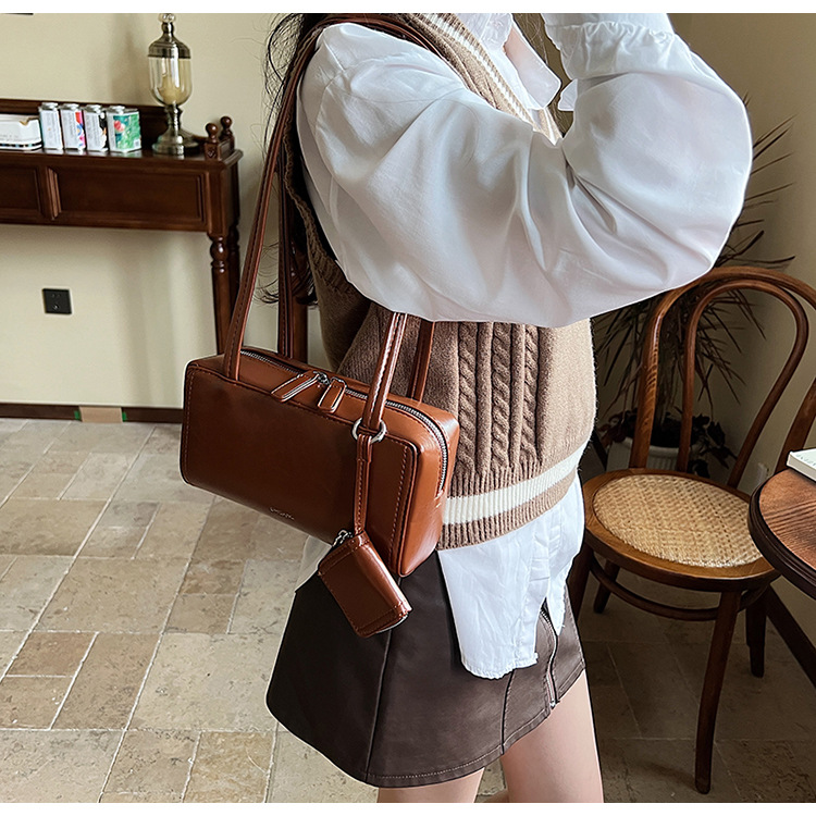 The 2024 new women's single-shoulder underarm bag is a simple and elegant commuting bag with a Korean-style niche design sense. It's a small square bag undefined
