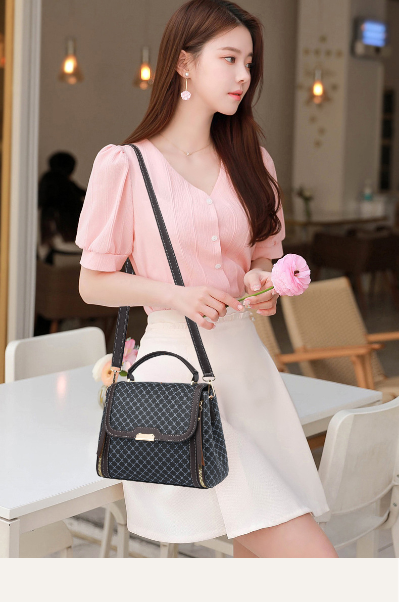 Women's Medium Summer Pu Leather Classic Style Square Bag display picture 1