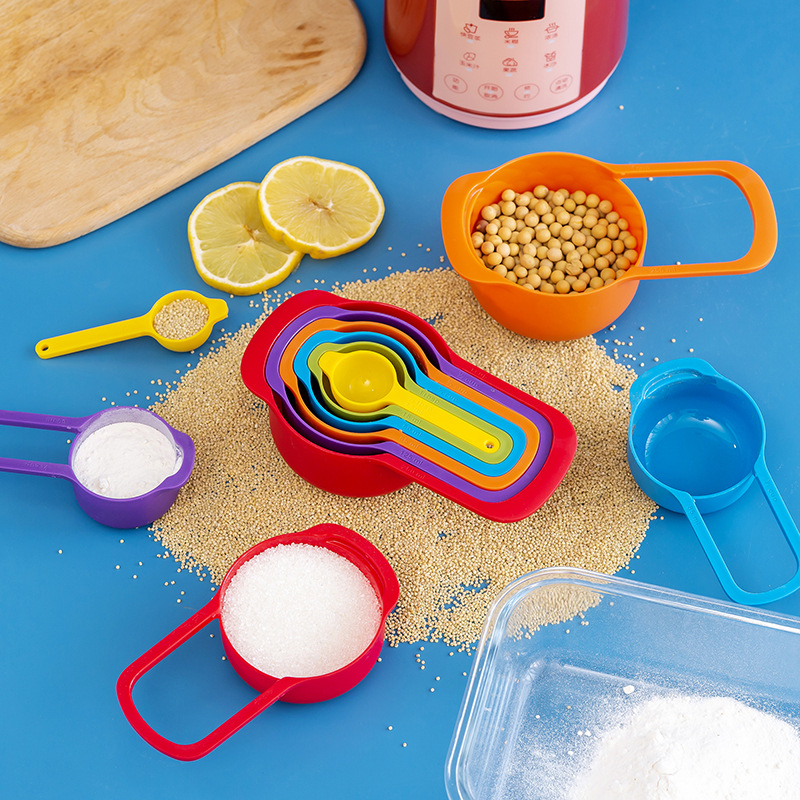 Color directo de fábrica DIY cuchara de medición de plástico Juego de 6 piezas con taza de medición de escala café leche té cuchara de medición herramienta para hornear