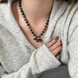 卡通腊肠狗吊坠虎眼石串珠项链女可爱精致时尚优雅百搭颈链毛衣链