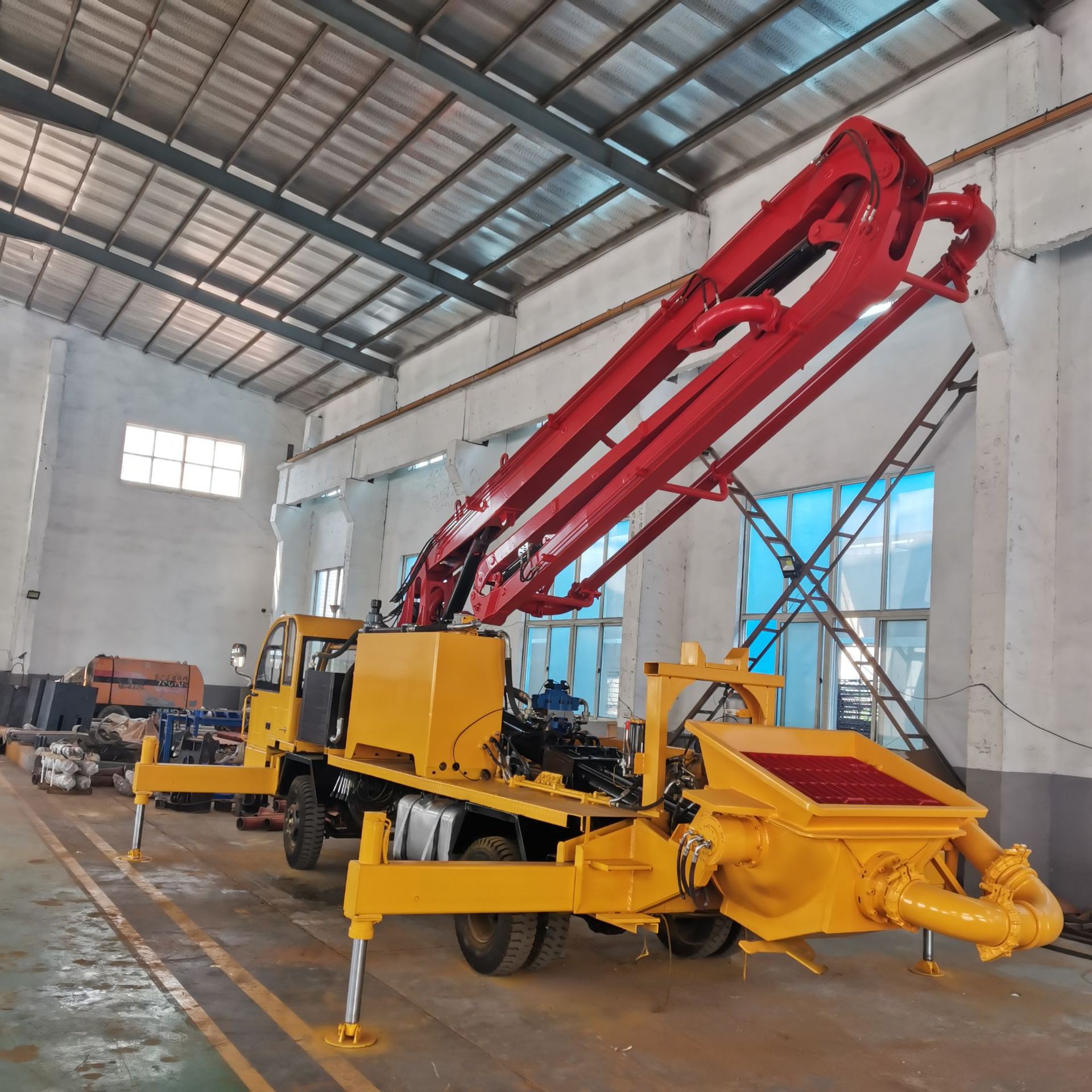 混凝土小型泵车 自行走小天泵 汽车泵24m concrete boom truck