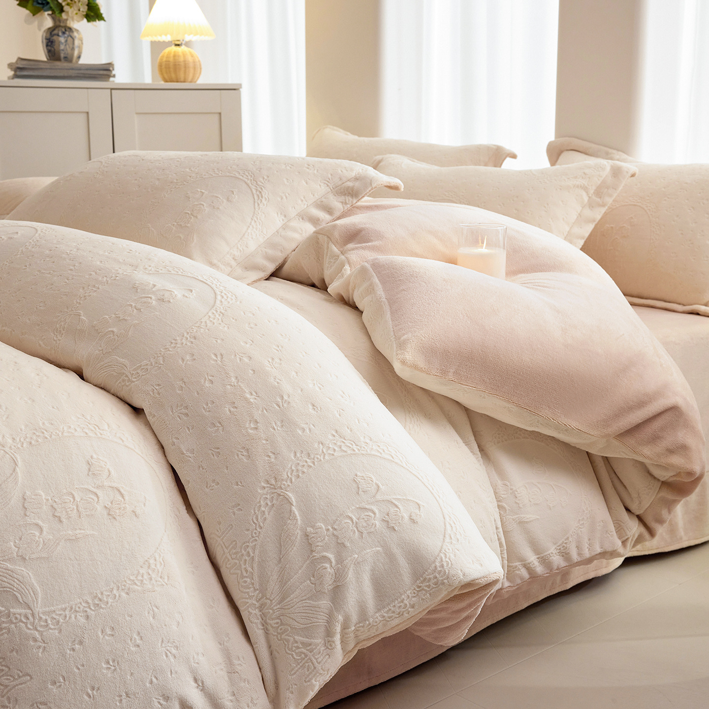 Una clase de cuatro piezas de seda de leche engrosada de alto peso 5D esculpido edredón cubierta sábanas de cama de invierno Kits de calor