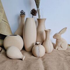 レトロins風は古い木製の花瓶を作ってリビングルームに花を挿します。