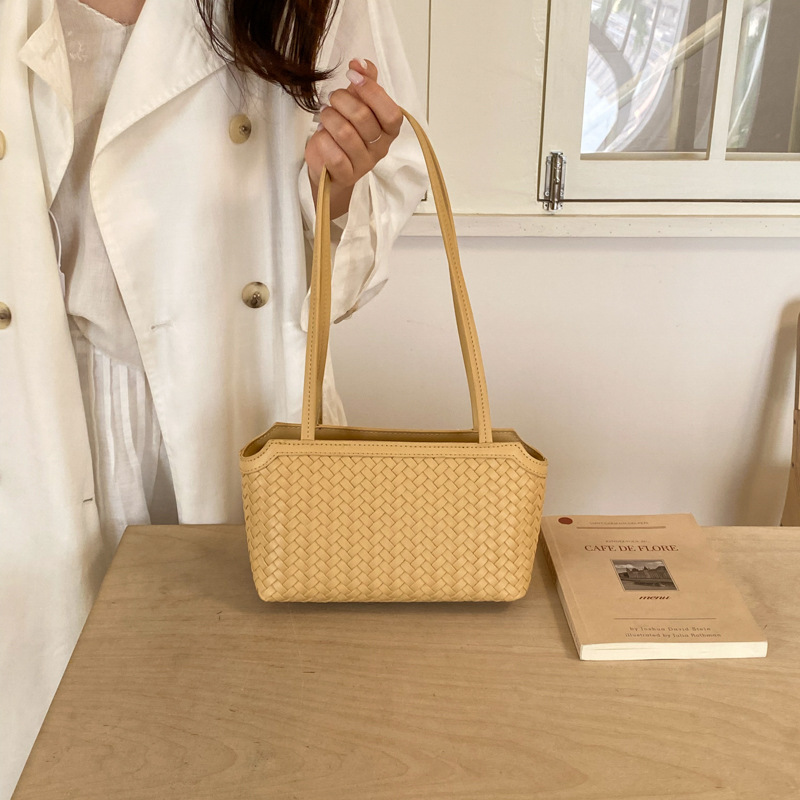 Moda fresca y alta capacidad trenzada bolsas axilales de nicho de nicho de diseño bolsas de mano diarias bolsas de viaje versátiles