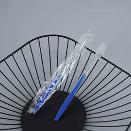 一次性牙刷;一次性梳子;牙刷