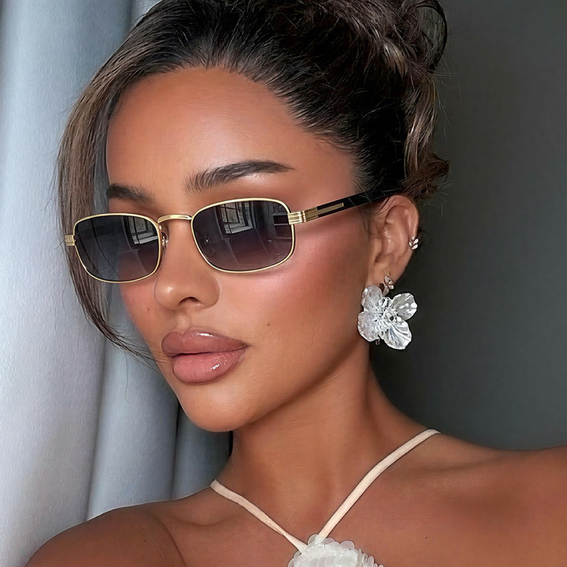 Small Square Metal Sunglasses for Women, European and American Retro Style Sun Protection Glasses, Gold Frame, Fashionable and Unique