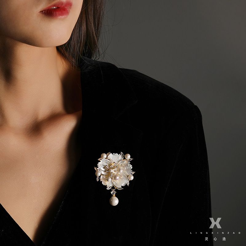 Lingxin-Made Luxury Natural Shell Camellia Brooch Clothing Pearl Plum Blossom Brooch Accessories Corsage Dress