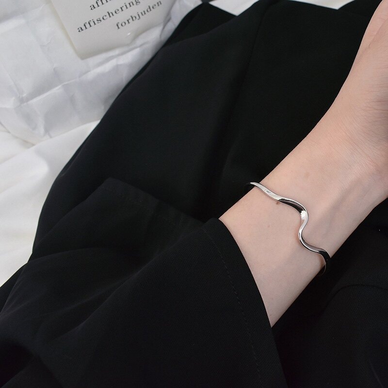 2026 nuevo pulsera de plata minimalista onda ins personalidad femenina Mobius brazalete abierto nicho diseño
