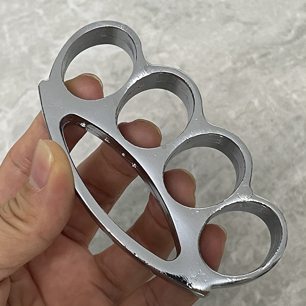 Pequeños cuatro anillos plateados